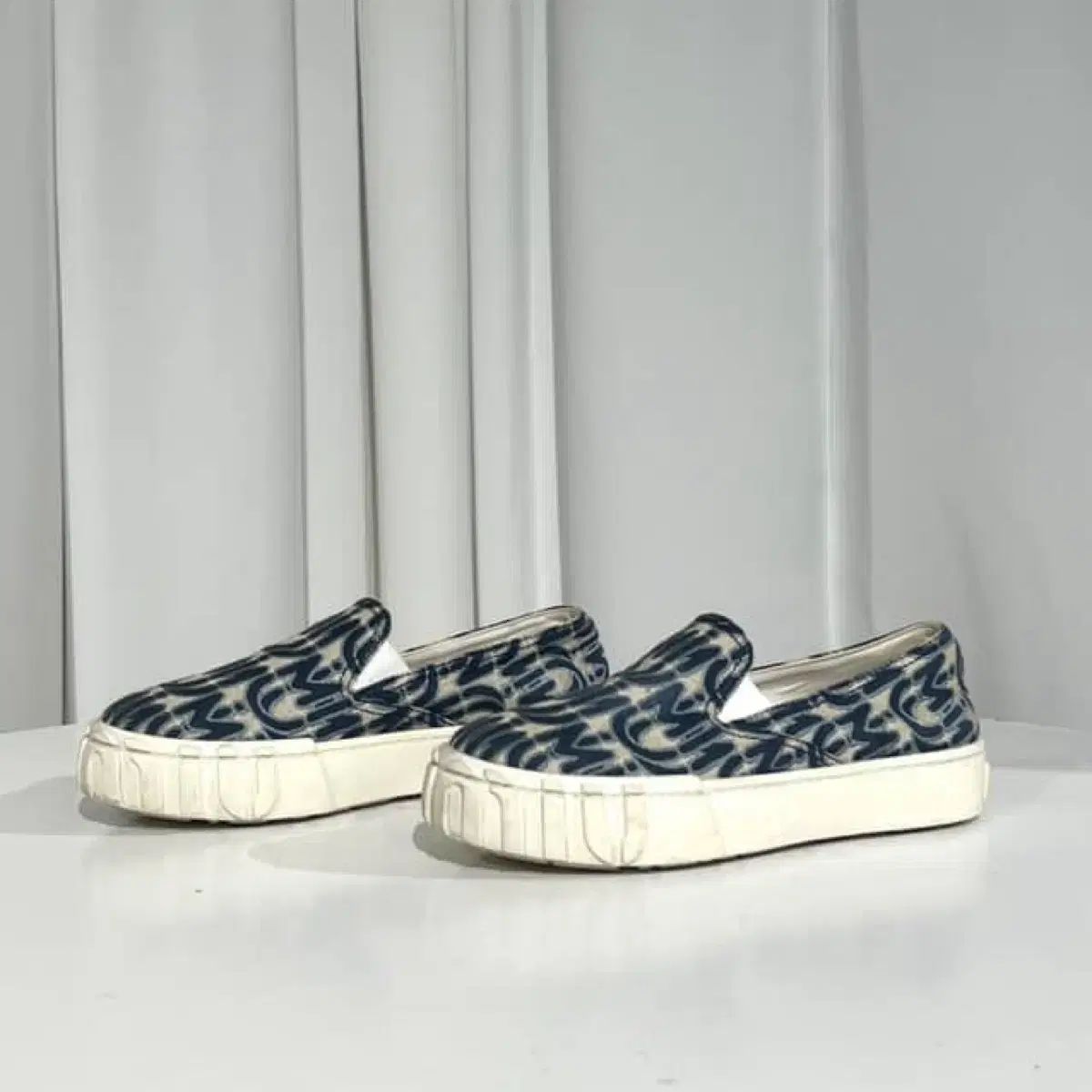 ミュウミュウ スリッポン 靴 ミュウミュウ スリッポン