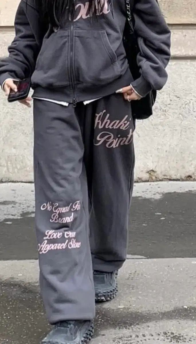 カーキポイント レタリング トレーナー パンツ