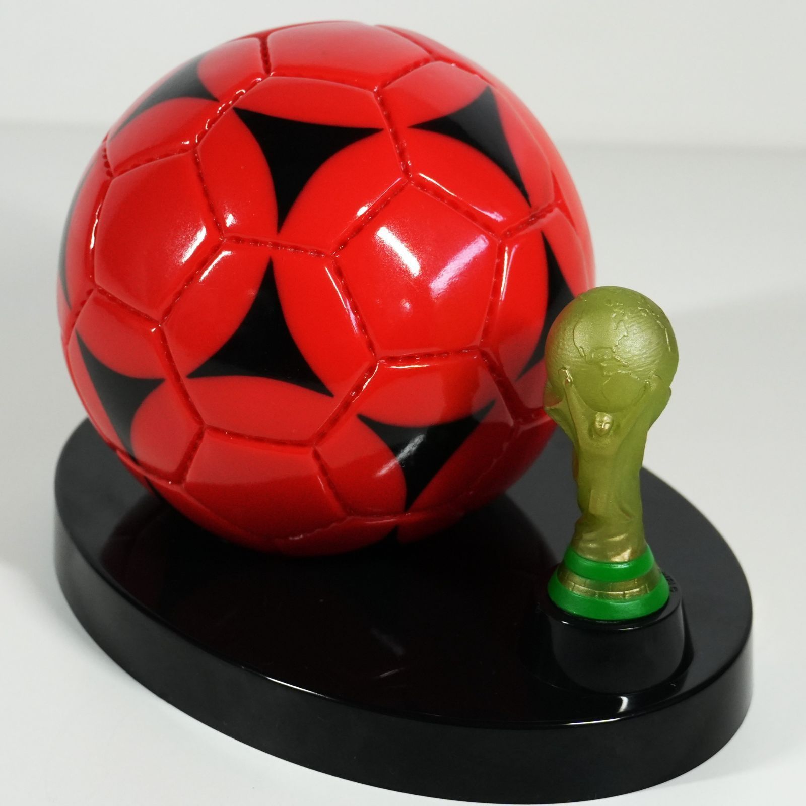 IM] FIFAワールドカップ 1998 2002 記念品 ボール 置時計 2点セット