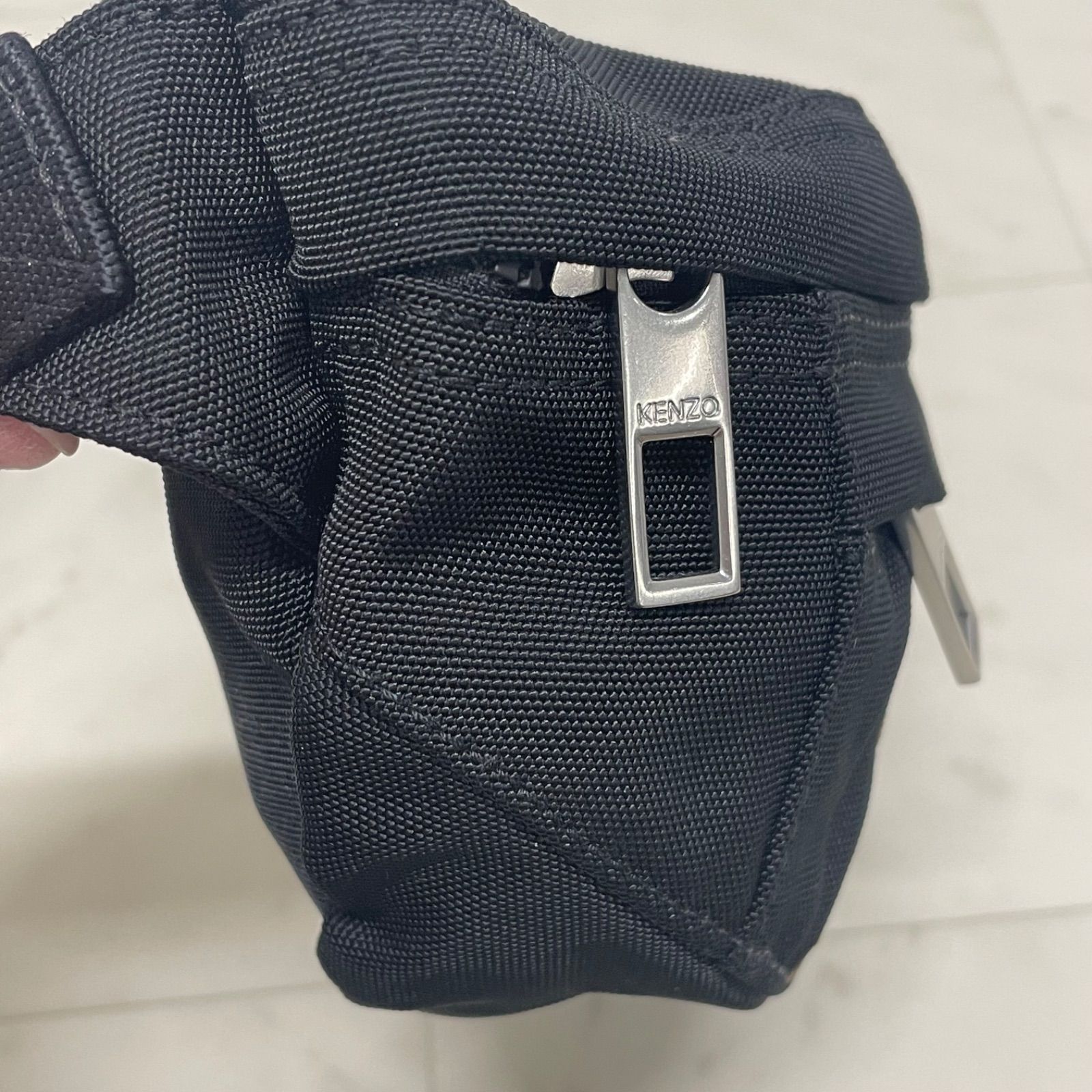 KENZO 虎の刺繍なグレーのナイロンショルダーバッグ KENZO 虎の刺繍が印象的なグレーのナイロンショルダーバッグ KENZO 虎