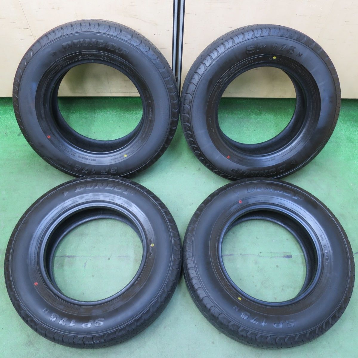 新車外し 25年 195 80 R 15 107 105 S ダンロップ SP 175 N タイヤ 15インチ ハイエース レジアスエース キャラバン 等 5120604イノタ