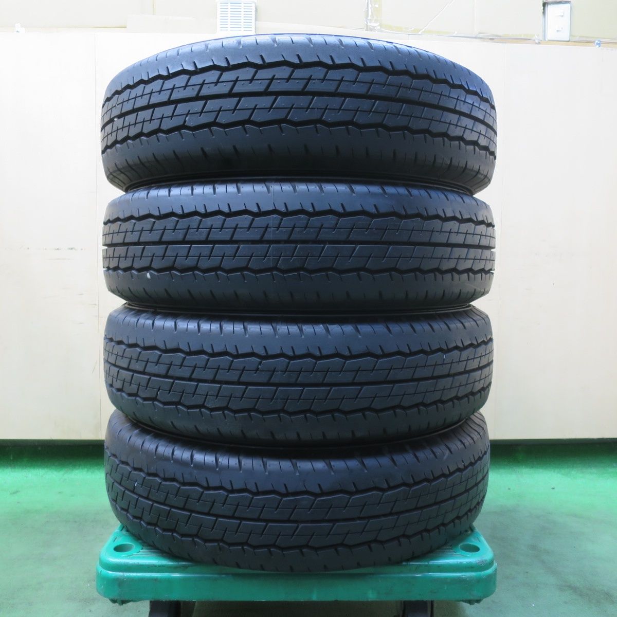 新車外し 25年 195 80 R 15 107 105 S ダンロップ SP 175 N タイヤ 15インチ ハイエース レジアスエース キャラバン 等 5120604イノタ