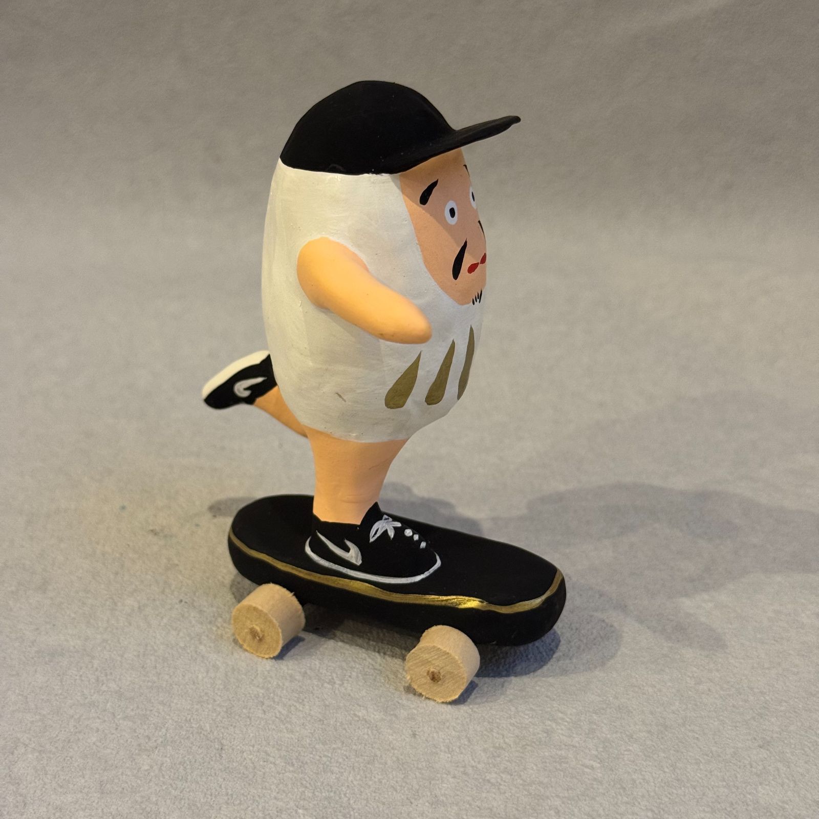 OIL by 美術手帖限定 寿印 スケボーだるま 白フード × ブラックボード