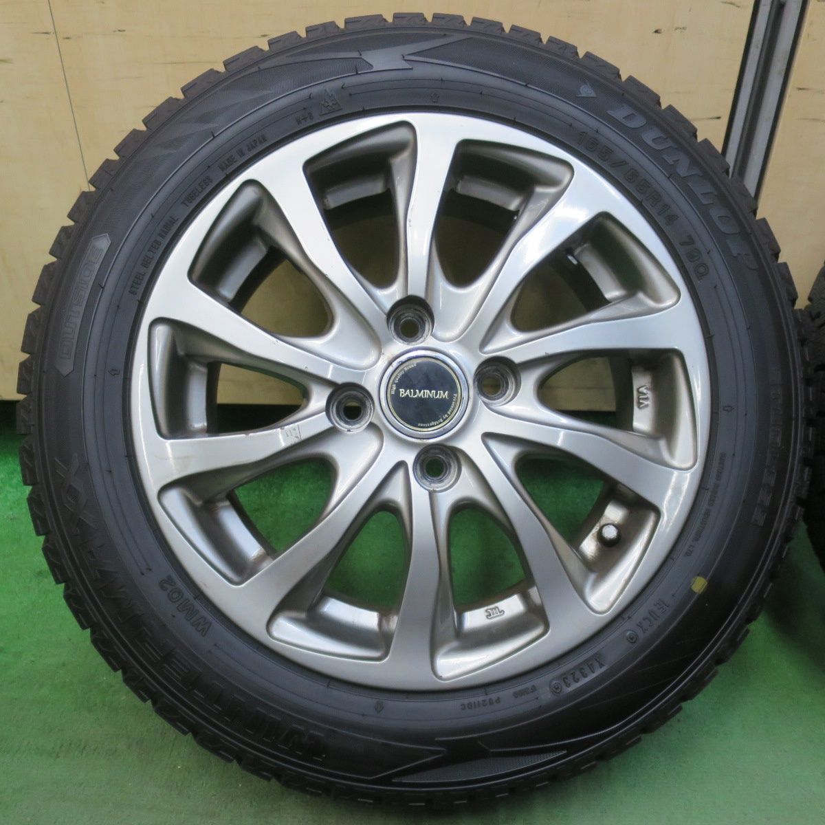 バリ溝 23年 9 5分 スタッドレス 165 65 R 14 ダンロップ ウインターマックス WM 02 TR 10 バルミナ 14インチ PCD 100 4 H 5120404イス