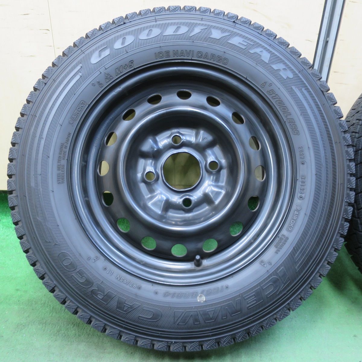 バリ溝 24年 キレイ 9 5分 日産 NV 200 バネット スチール 165 80 R 14 97 95 N スタッドレス グッドイヤー アイスナビ CARGO 14インチ PCD 114 3 4 H 5120514イス