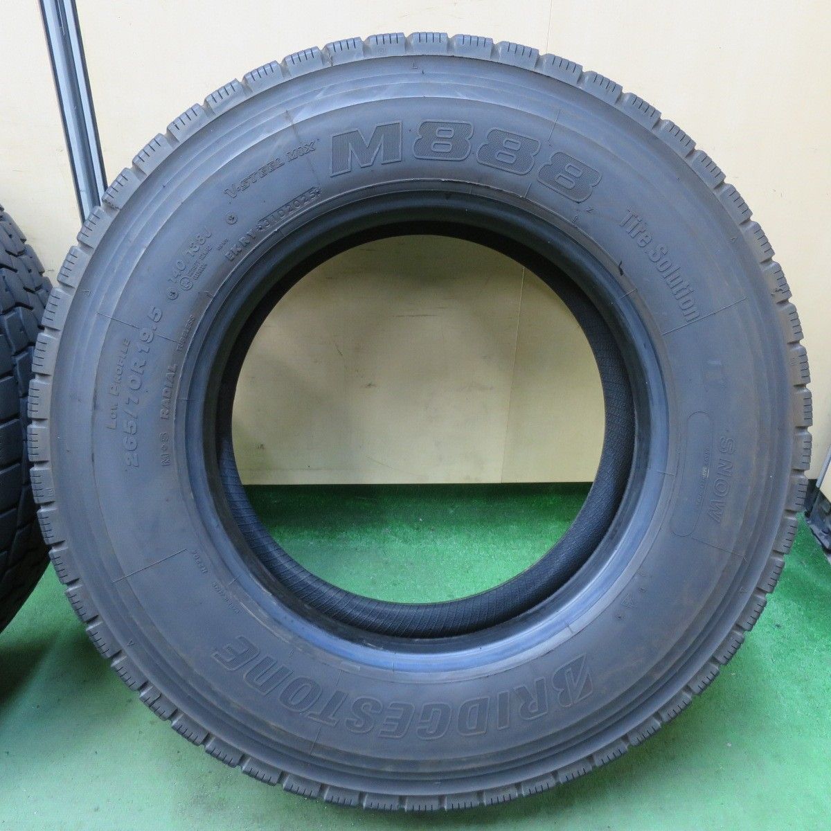 トラック タイヤ