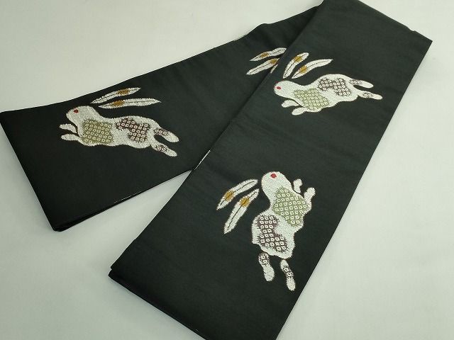 ● 上 西陣 勝山織物謹製 両面 半幅帯 兎 うさぎ 舞花文 黒地 反端付き kh 6