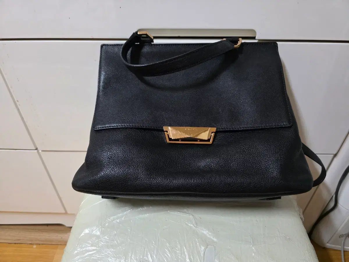 VINCIS BENCH ブラッククロスバッグ