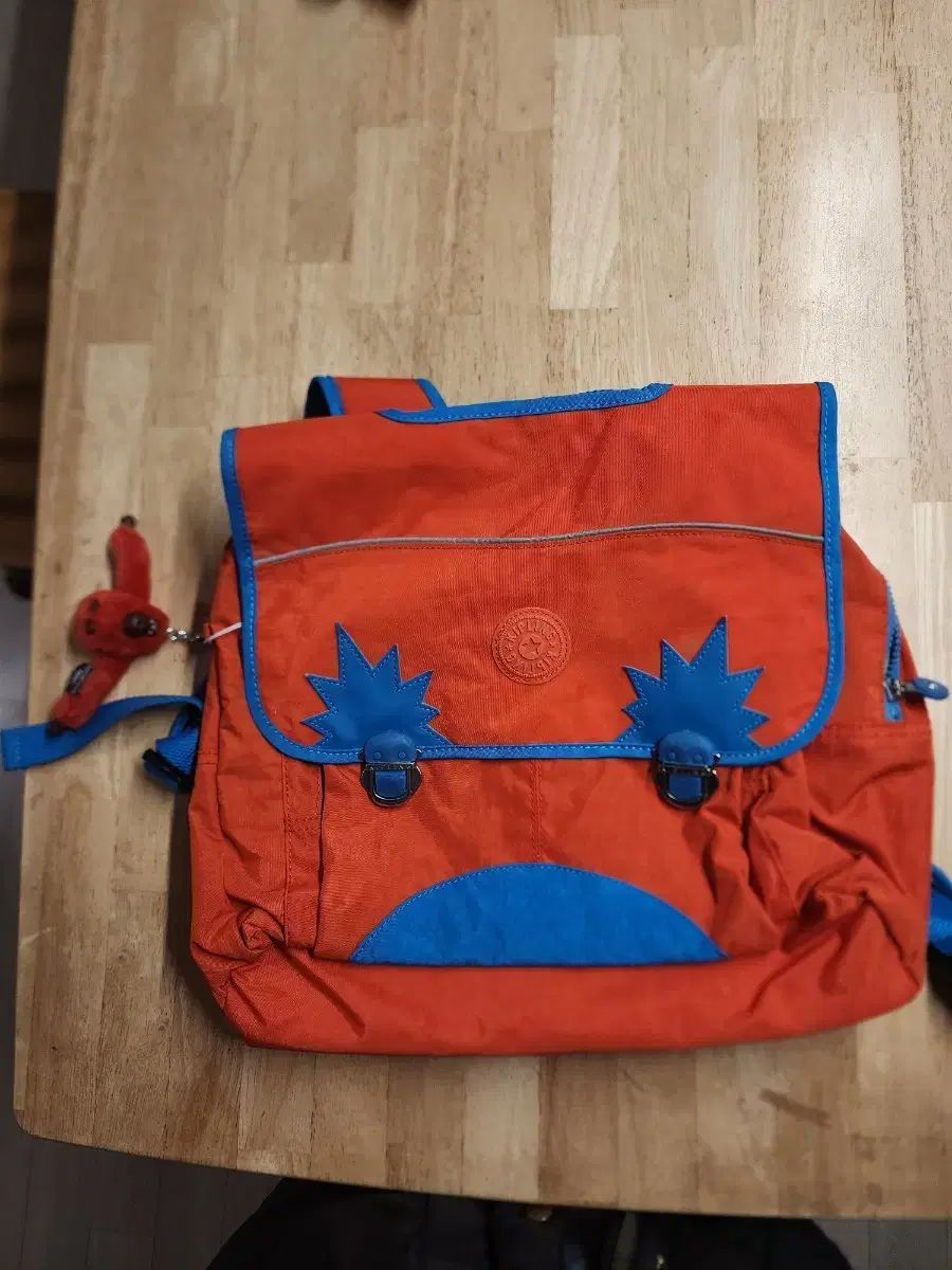 新品) Kipling キプリング バックパック 本 バッグ バックル傷 微細な染みあり 横幅40cm 総丈35cm