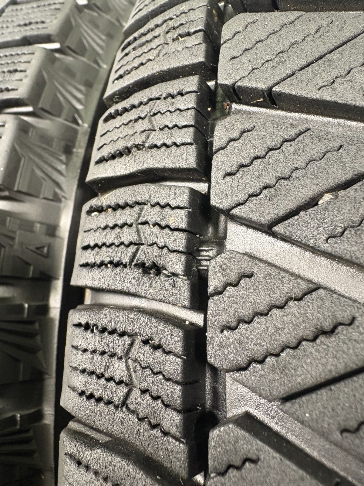 タイヤ スタッドレス