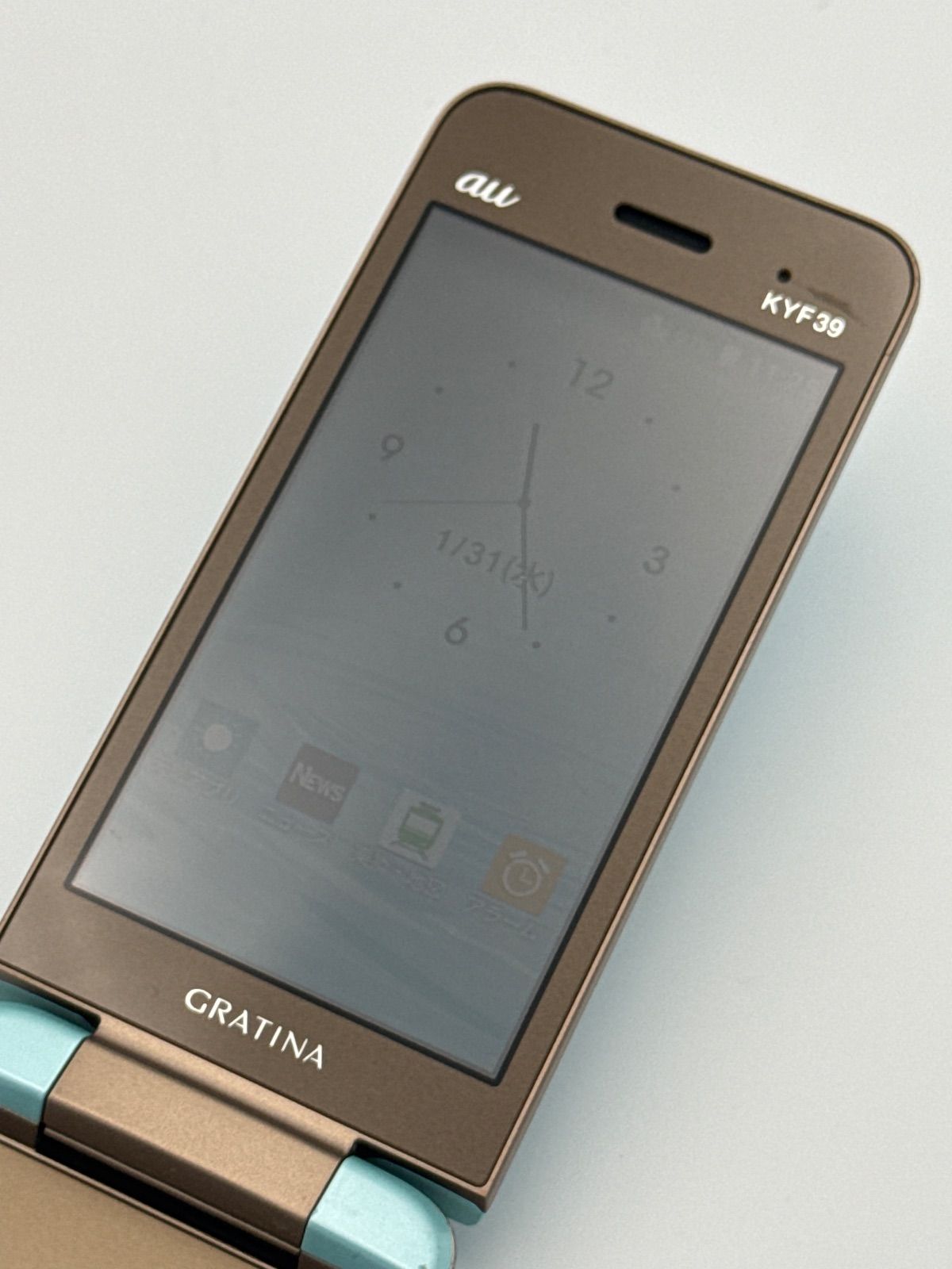 au ガラホ 京セラ GRATINA KYF39 薄水色 SIMロック解除済 折りたたみ型