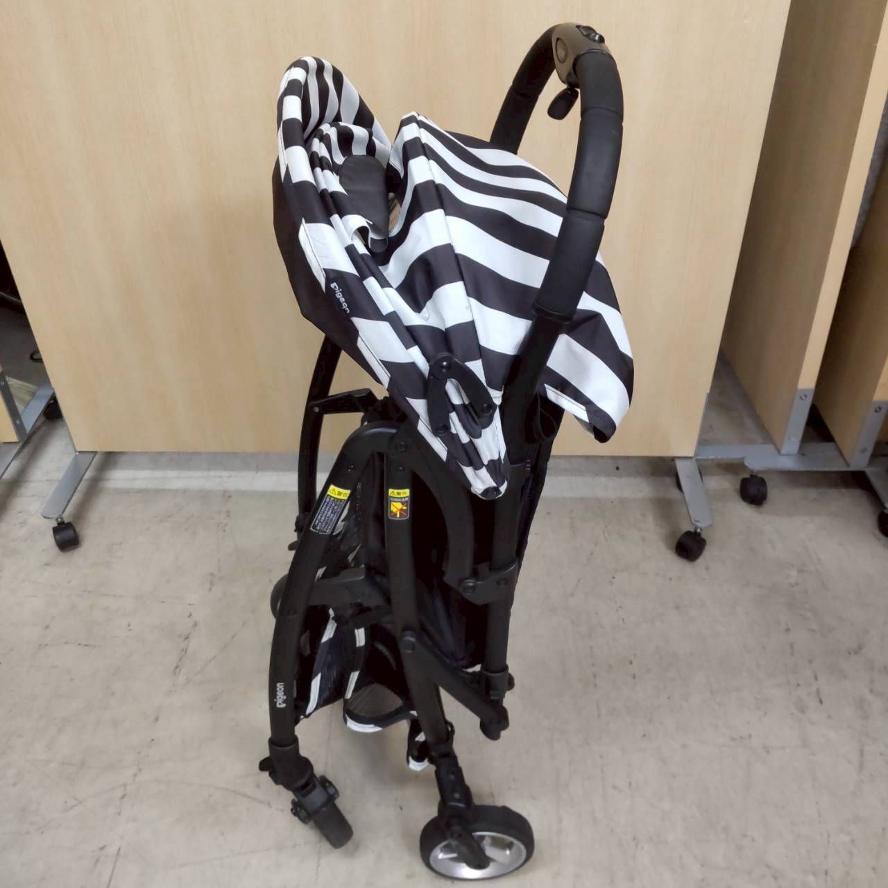 【中古品】pigeon ピジョン ベビーカー B形 Bingle ビングル モノクロストライプ ホワイト ブラック 白系 黒系 乳幼児 1人用ベビーカー ベビー コンパクト 自立 折りたたみ 取扱説明書付き/D2953