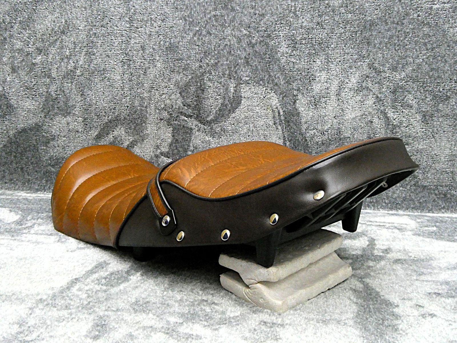 XJR400R 後期 鋲打ち 茶ツートン タックロールシート/完成品BROWN