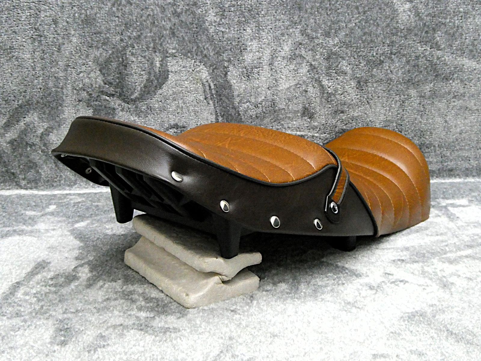 XJR400R 後期 鋲打ち 茶ツートン タックロールシート/完成品BROWN