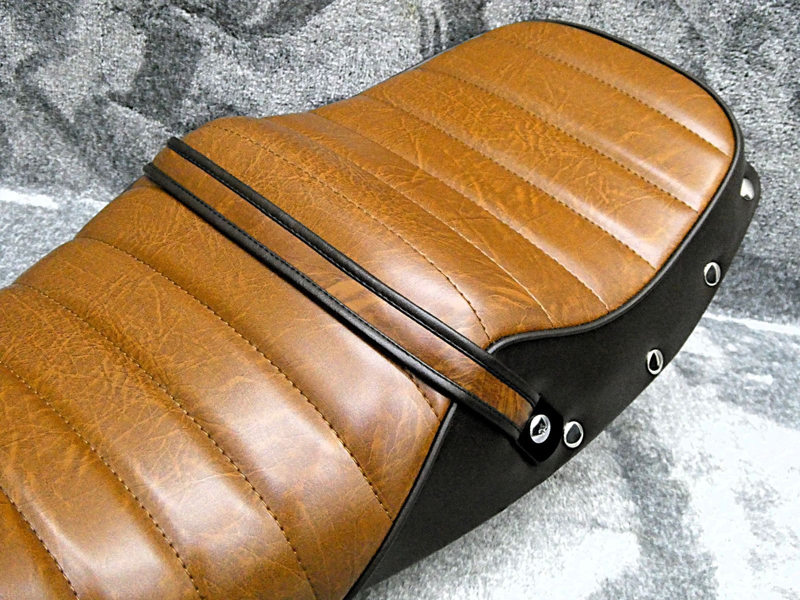 XJR400R 後期 鋲打ち 茶ツートン タックロールシート/完成品BROWN