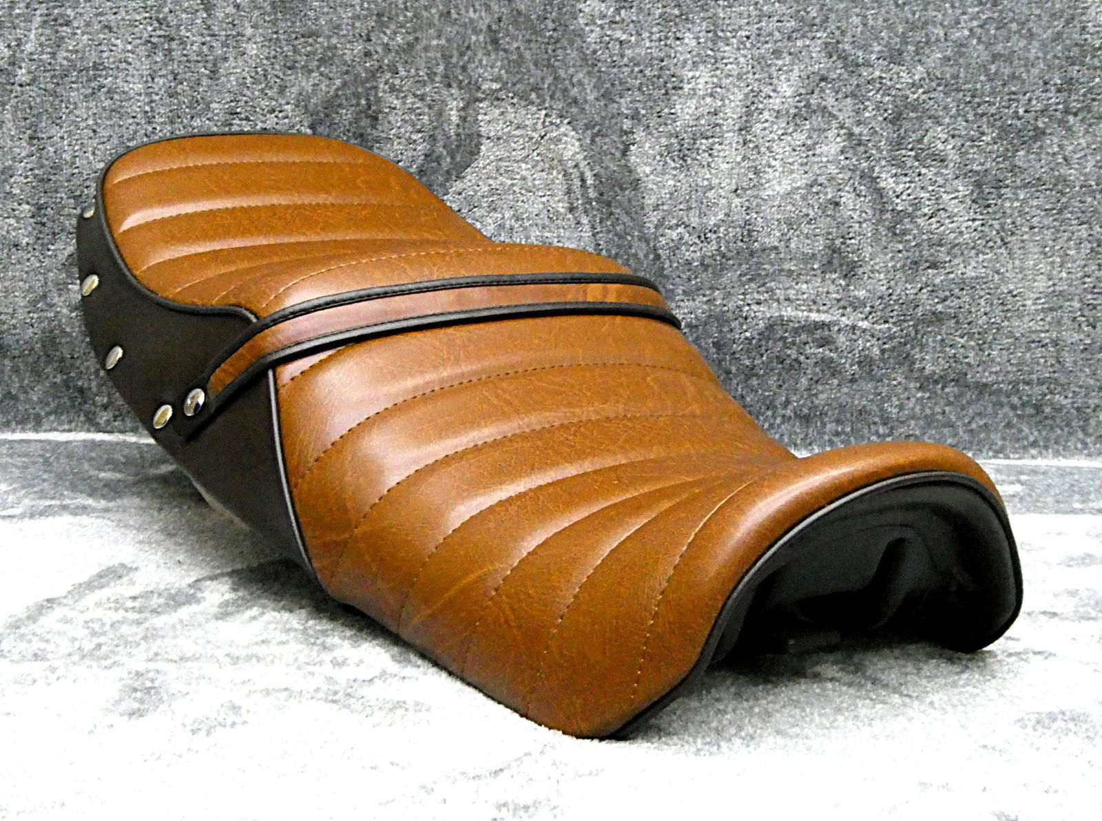 XJR400R 後期 鋲打ち 茶ツートン タックロールシート/完成品BROWN