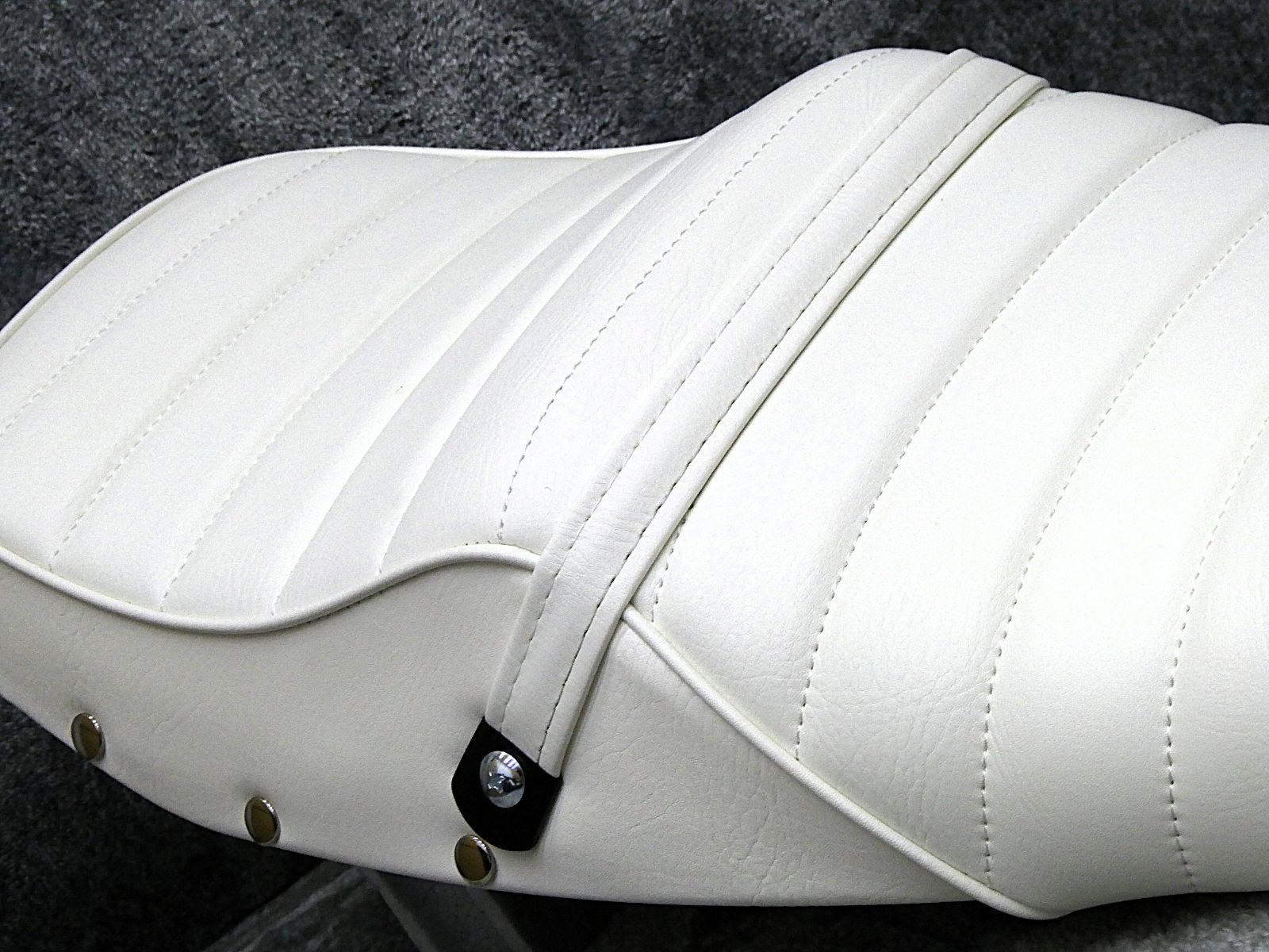 XJR400R 後期 鋲打ち 白皮 タックロールシート/完成品WHITEホワイト 白
