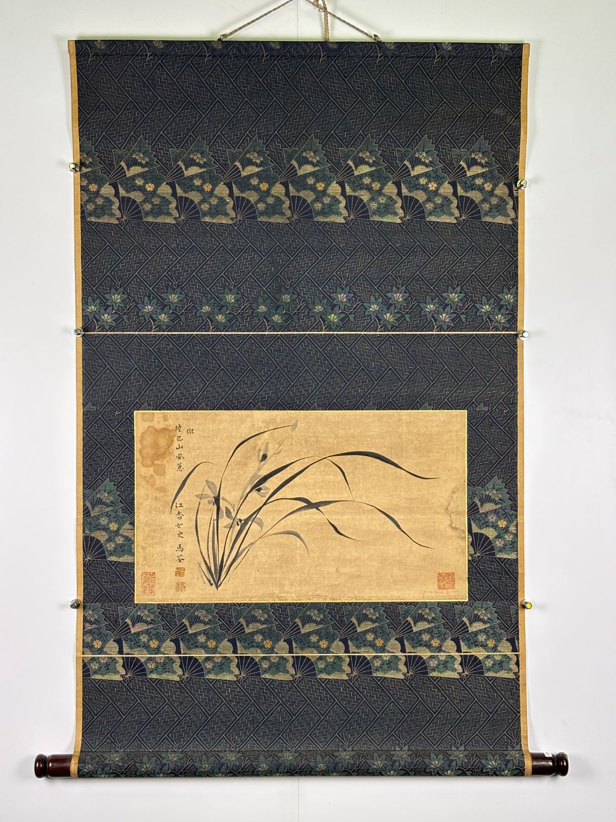 掛軸 M 37 馬荃 蘭花図 落款印あり ＃茶掛＃古美術 まとめてお買取 ＃肉筆