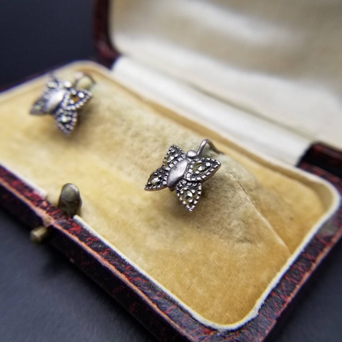 SU 小さな蝶 昆虫 マーカサイト装飾 925 シルバー ヴィンテージ ピアス