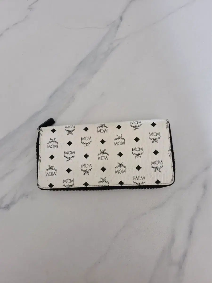 MCM 白 パータン 長財布 - メルカリ