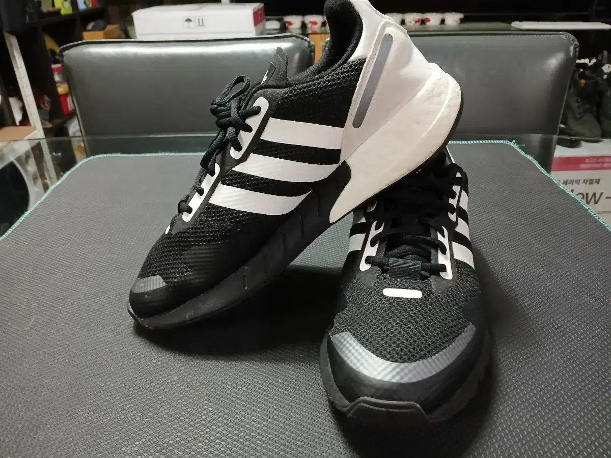 アディダス 黒 軽量スニーカー 270 280 (タグ280)