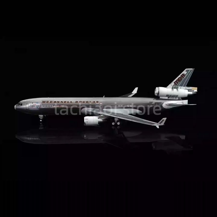 1 200 スケール マクドネル ダグラス MD 11 旅客機 モデル 合金製 N 111 プロペラ回転 タイヤ回転 前輪操舵 展示台付き 精密 ミニチュア
