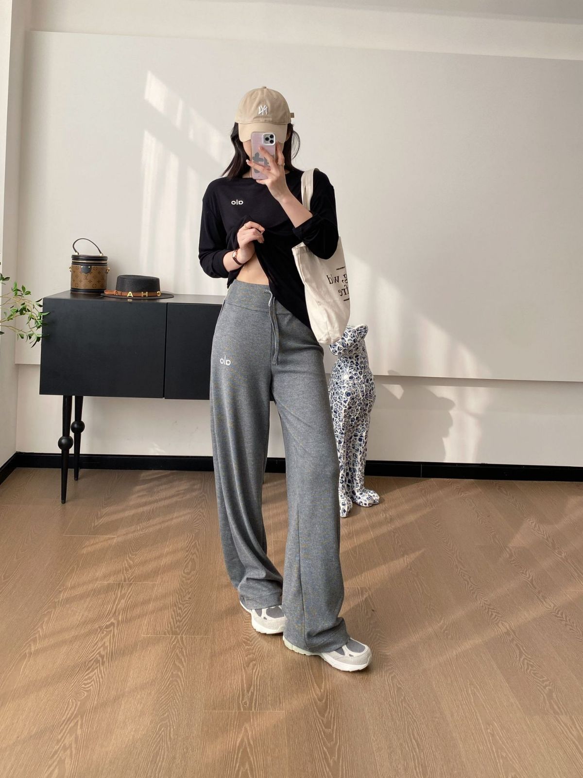 ALO yoga のストレッチヨガパンツ：ゆったりめのシルエットでスタイル