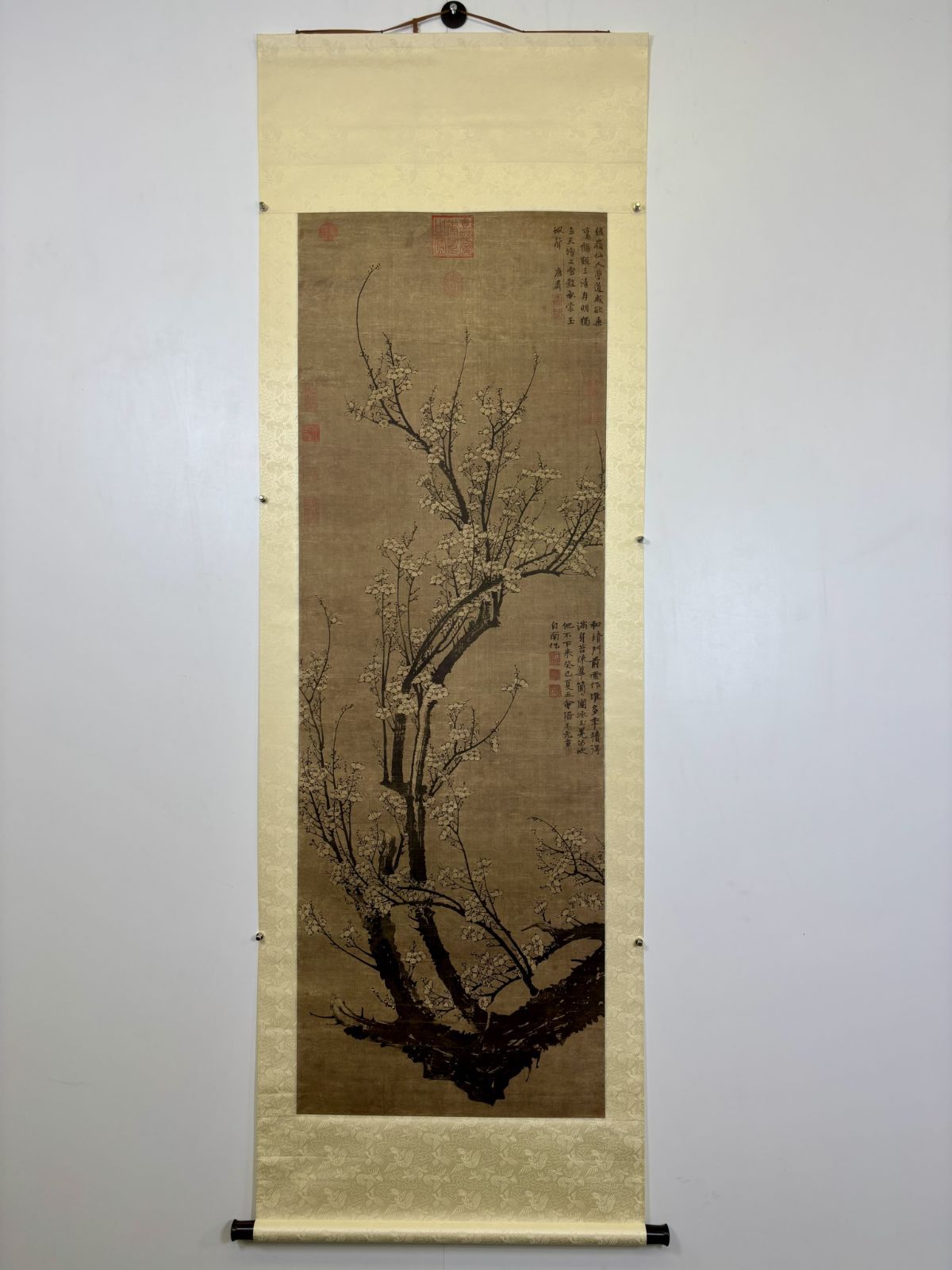 掛軸 M.42 王冕 二玄社印製王冕 梅の花 落款印あり ＃桐箱付＃茶掛＃古