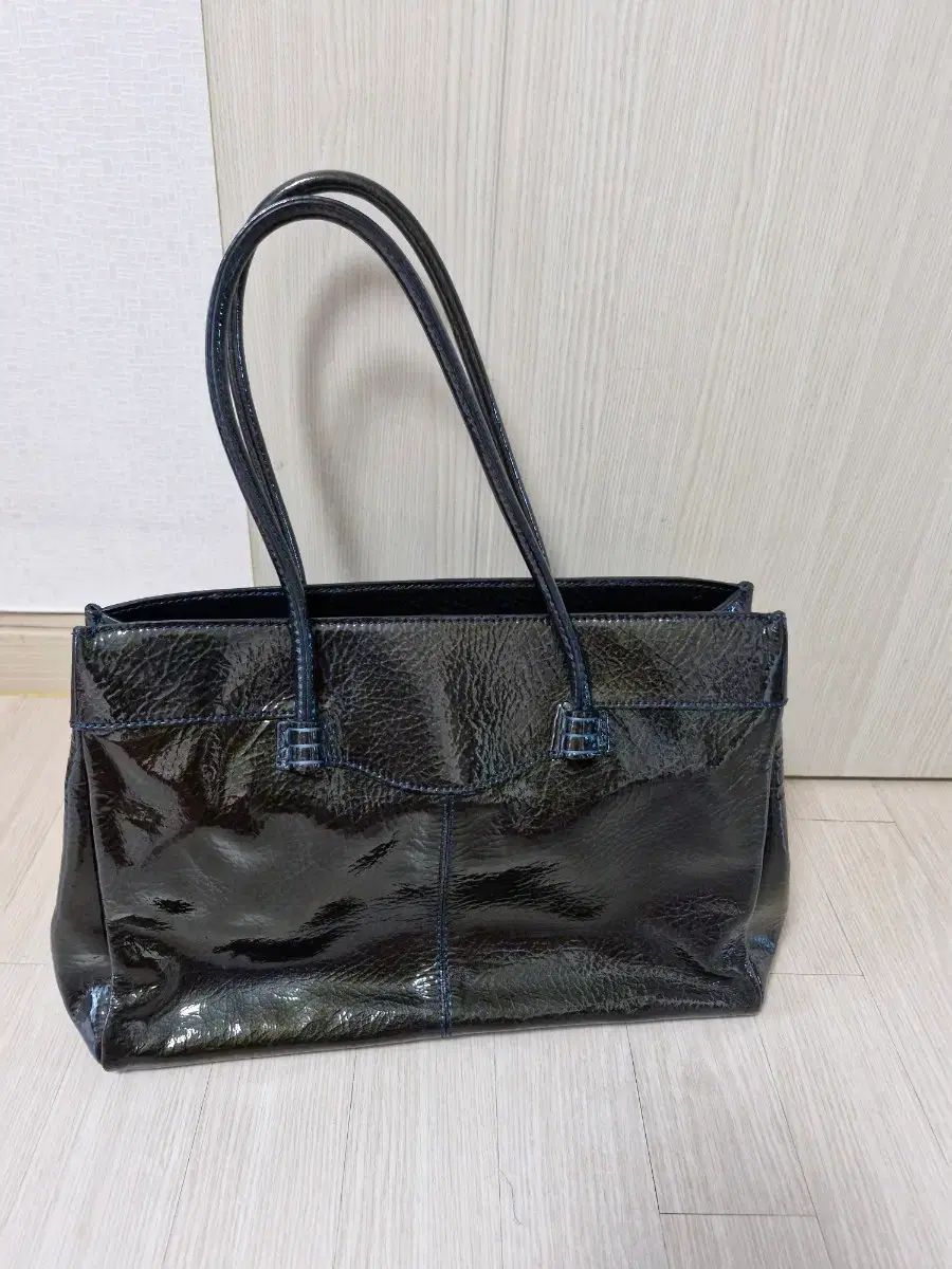 TOD'S トッズ ブラック エナメル トートバッグ 卸売 TOD's トッズ