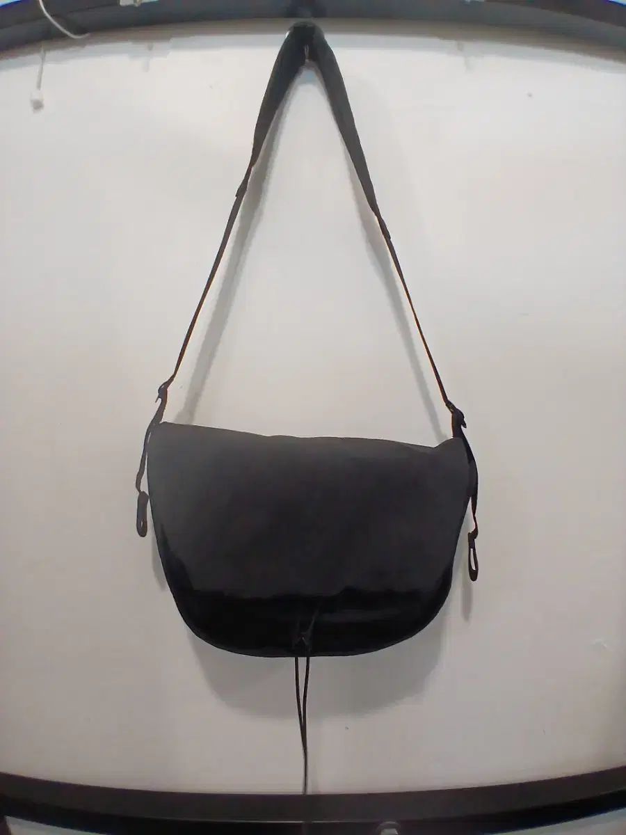 USAGE ブラック クロスバック L バッグ