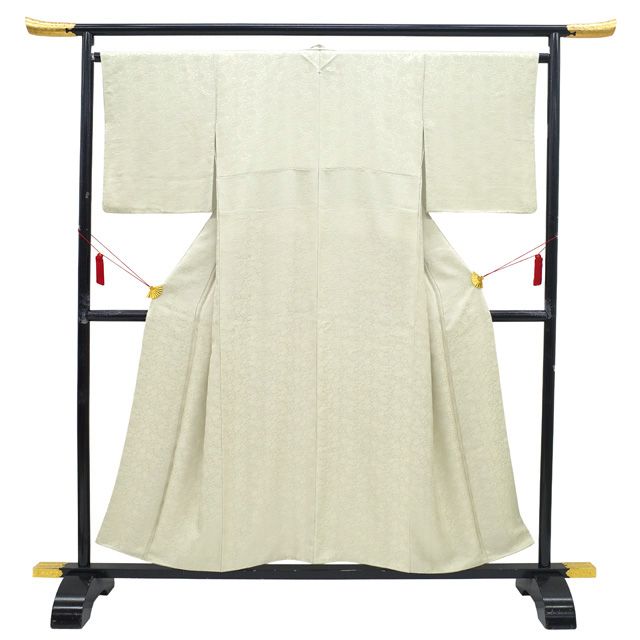 色無地 着物 リサイクル 正絹 袷 植田いつ子 ITSUKO UEDA 練色 地紋 花唐草 一つ紋 セミフォーマル 春 秋 冬 上質 グレージュ 仕立て上がり 身丈156 裄丈65.5 Ｍサイズ みやがわ sb 16753