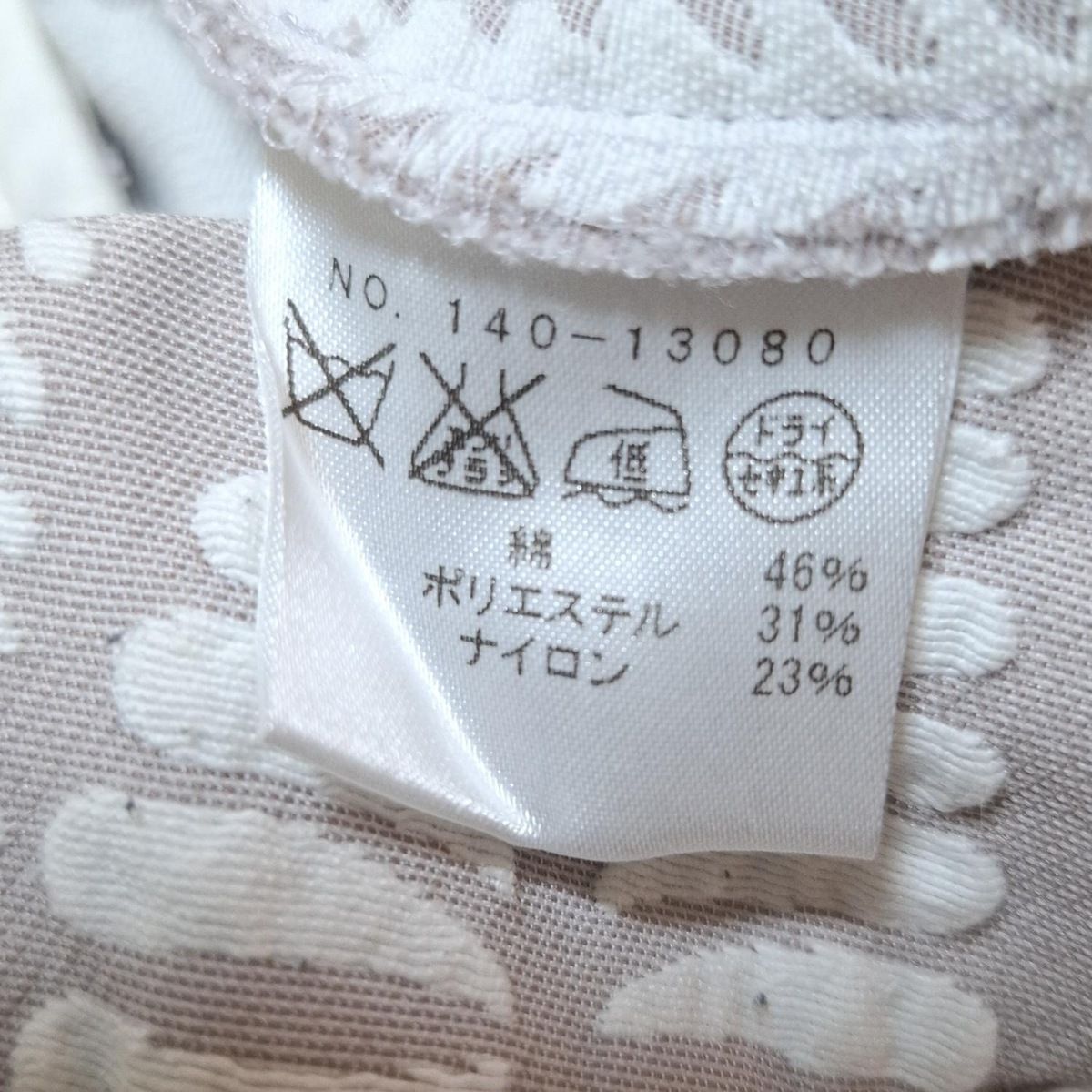 ライトグレー 白