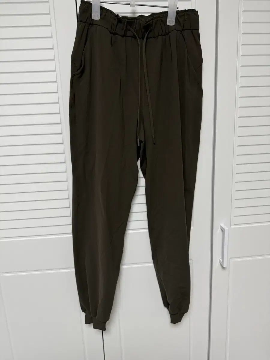 ルルレモン ジョガー パンツ カーキ