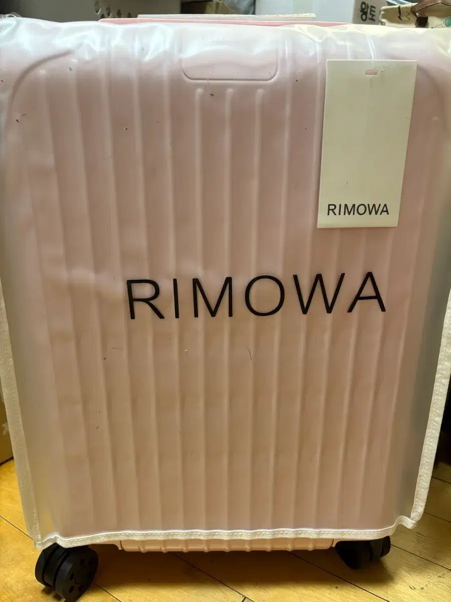 リモワ エッセンシャル キャビン キャリアー バレリーナ ピンク