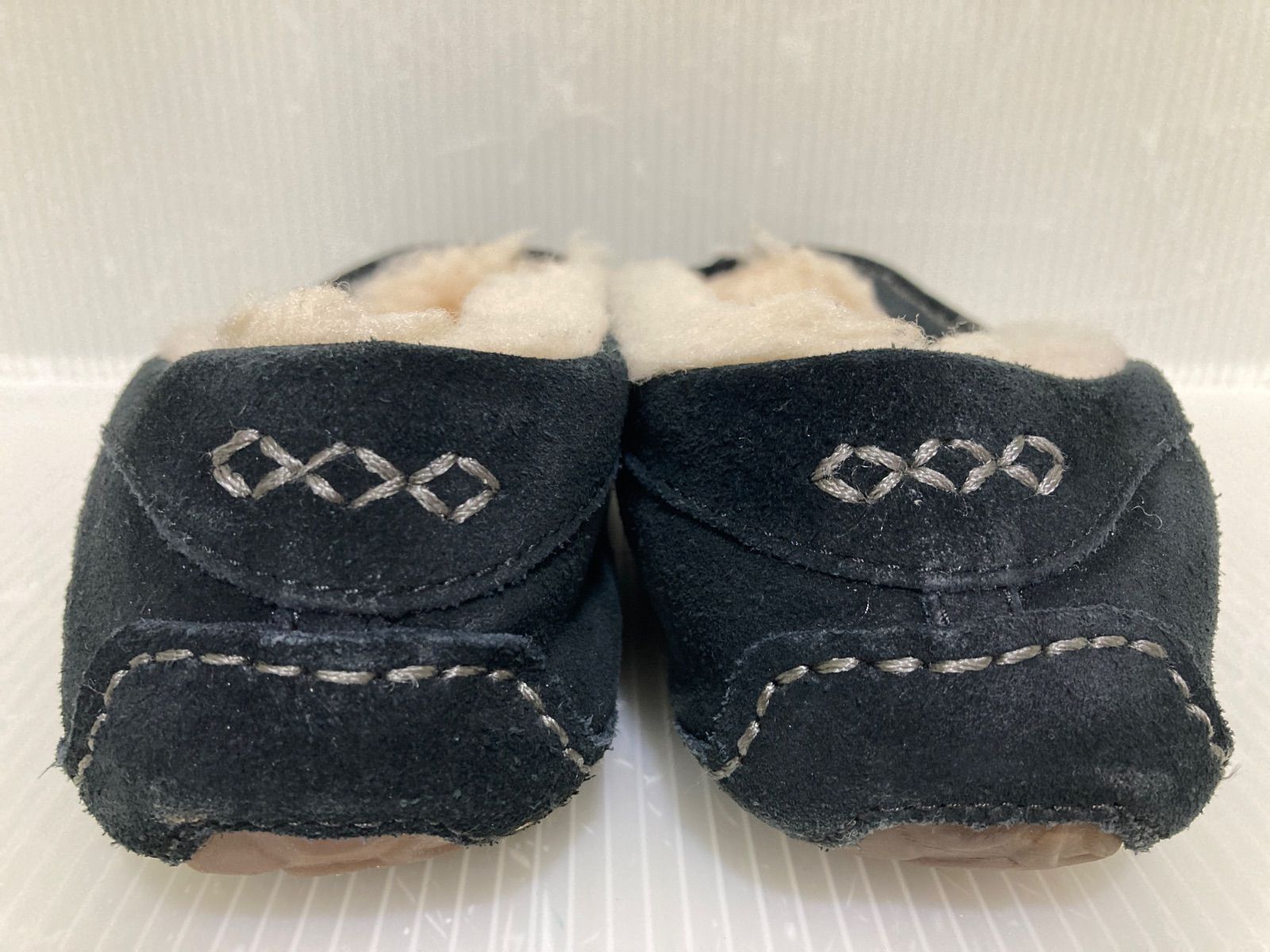 新品未使用　UGG 黒 モカシン EU 38 ムートン UGG Australia（アグオーストラリア） デッキシューズ モカシン 「UGG