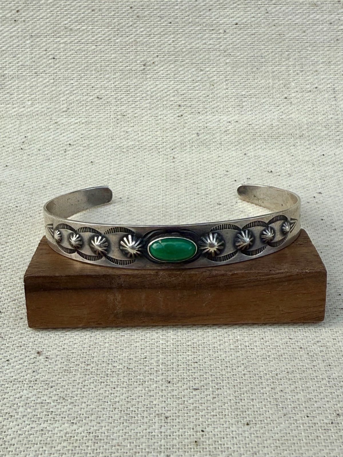 ナバホ パンチドボタン グリーン ターコイズ シルバー バングル - メルカリ