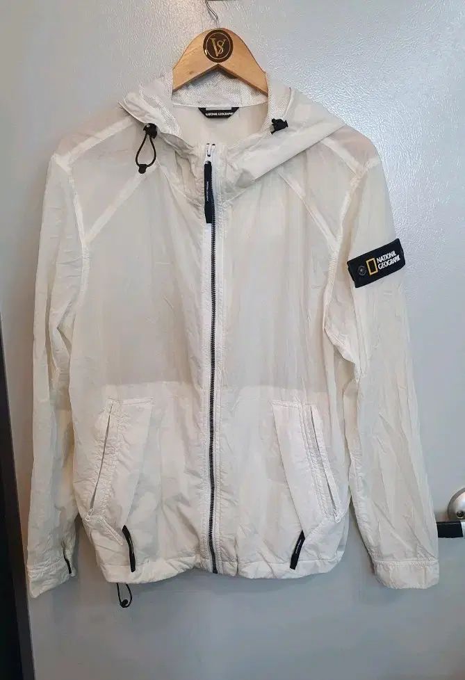 ナショナルジオグラフィック フード ウィンドブレーカー アイボリー L