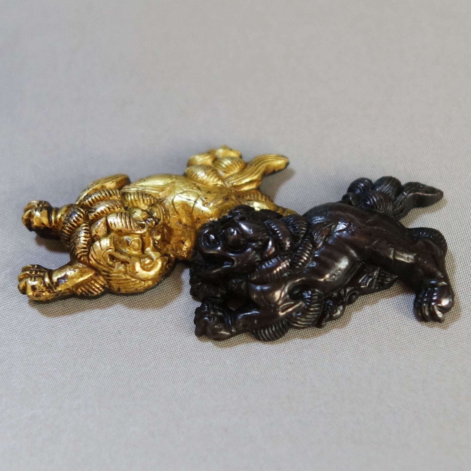 目貫 【 赤銅 鍍金 双獅子図目貫 】(箱付き) 日本刀 刀装具 鐔 鍔 目貫