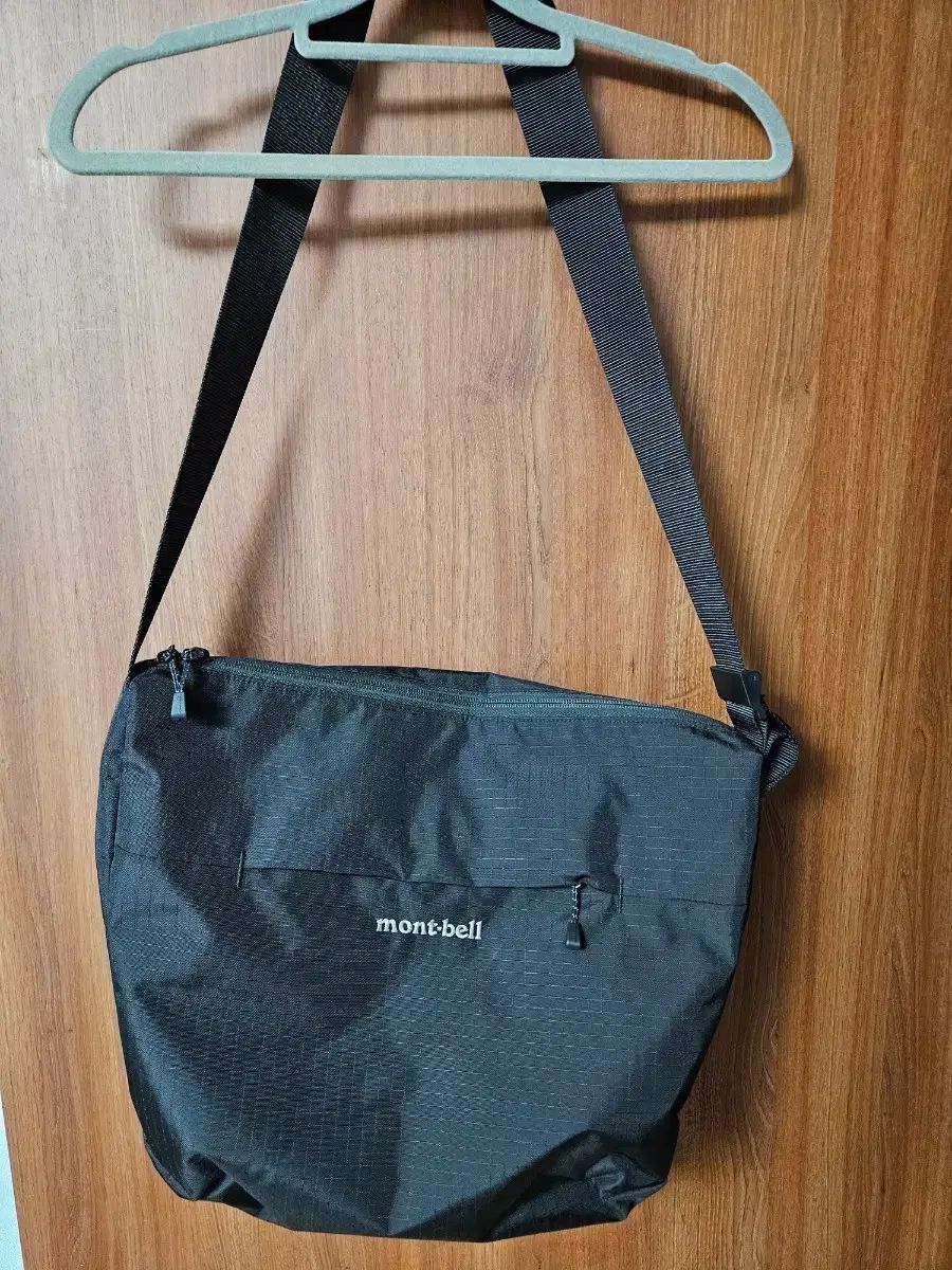 モンベル ベルニナ ショルダーバッグ M サイドポケット ワンタッチ ストラップ シンプル メッセンジャーバッグ