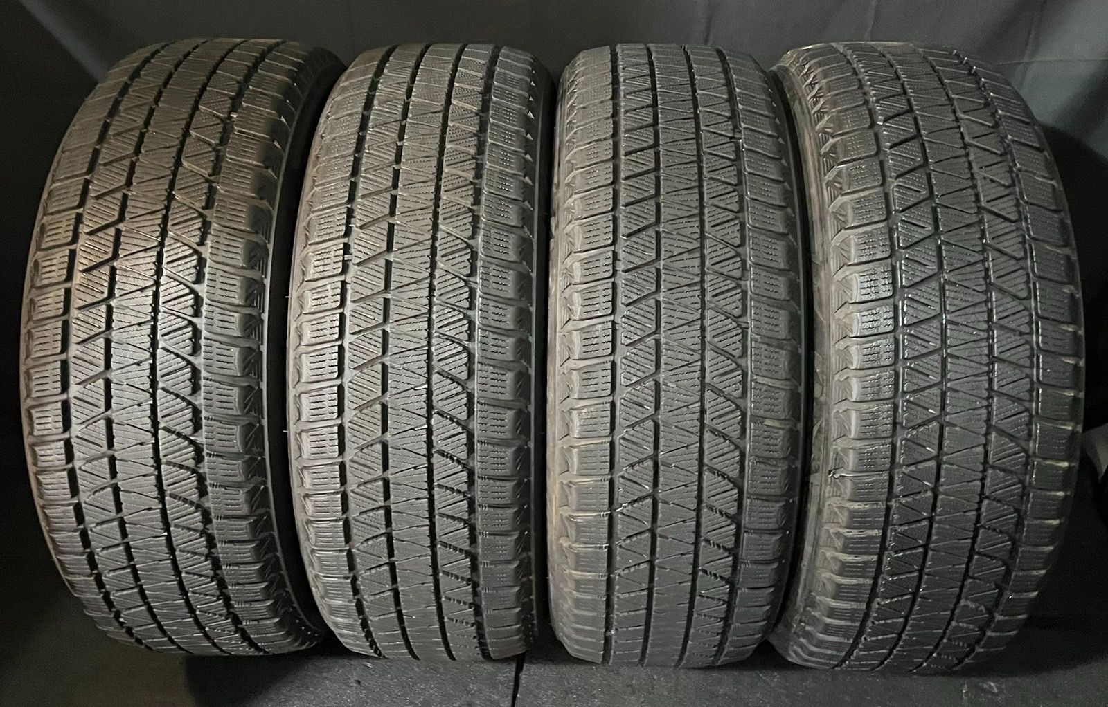 2019年製 約7 4～8 2分山 ブリヂストン ブリザック BLIZZAK DM V 3 スタッドレス 235 55 R 20 4本 h_864