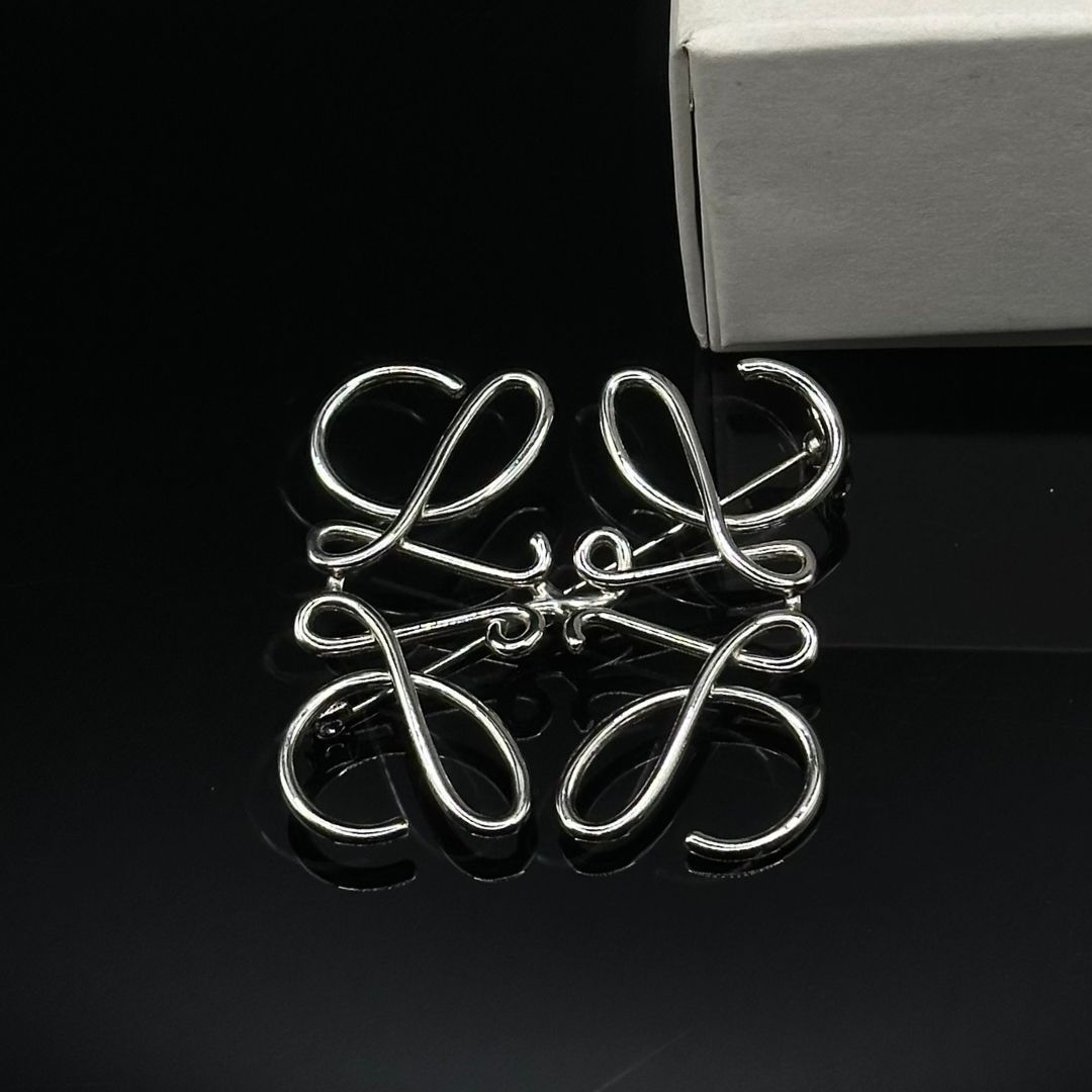 【美品】LOEWE アナグラム ブローチ シルバー 美品】Loewe アナグラム ロゴ ブローチ シルバー - メルカリ