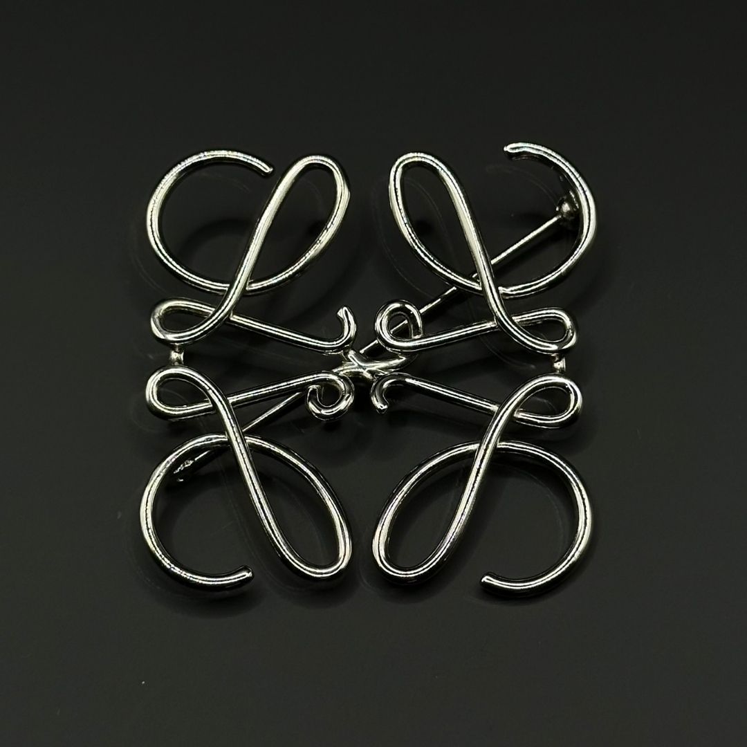 美品】Loewe アナグラム ロゴ ブローチ シルバー - メルカリ