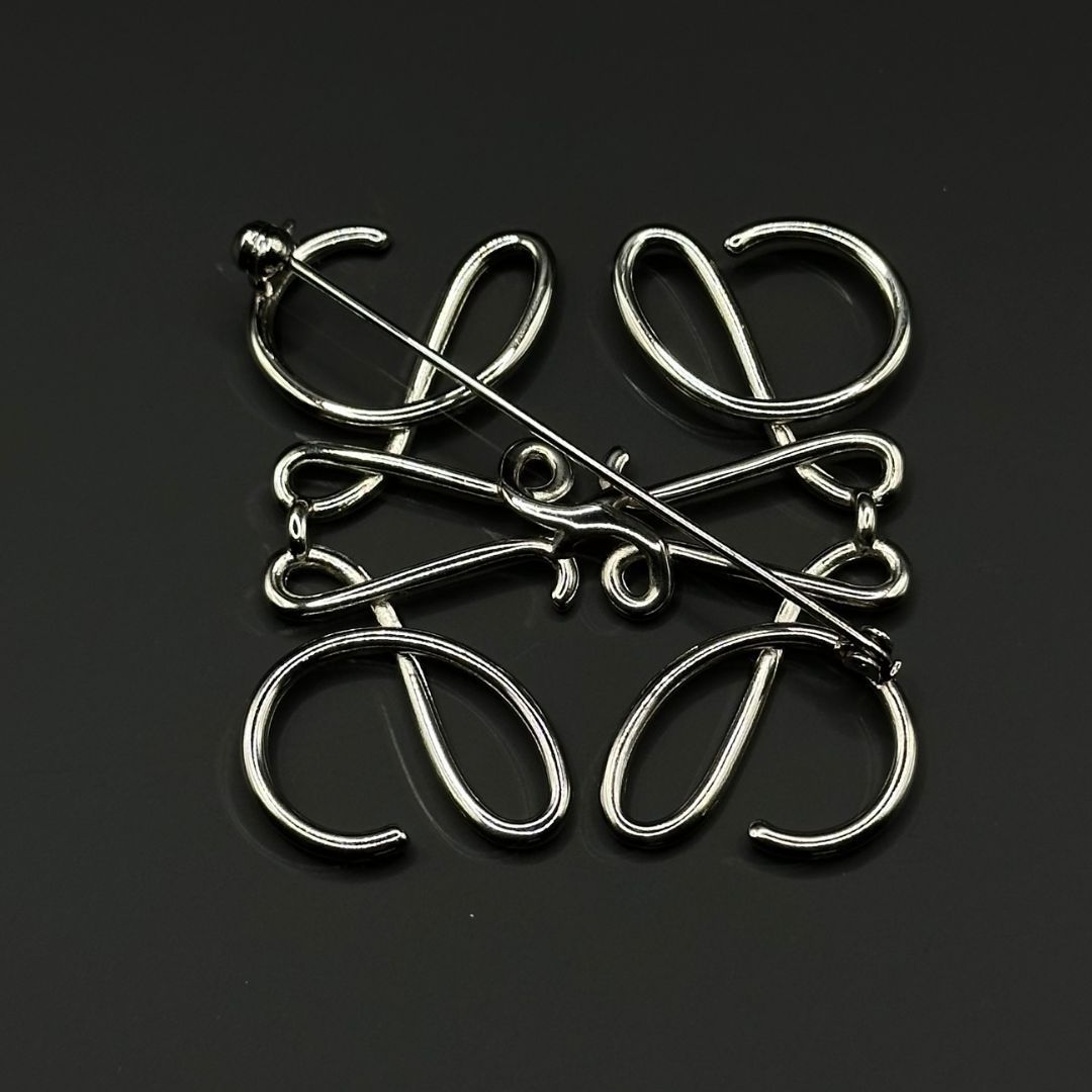 美品】Loewe アナグラム ロゴ ブローチ シルバー - メルカリ