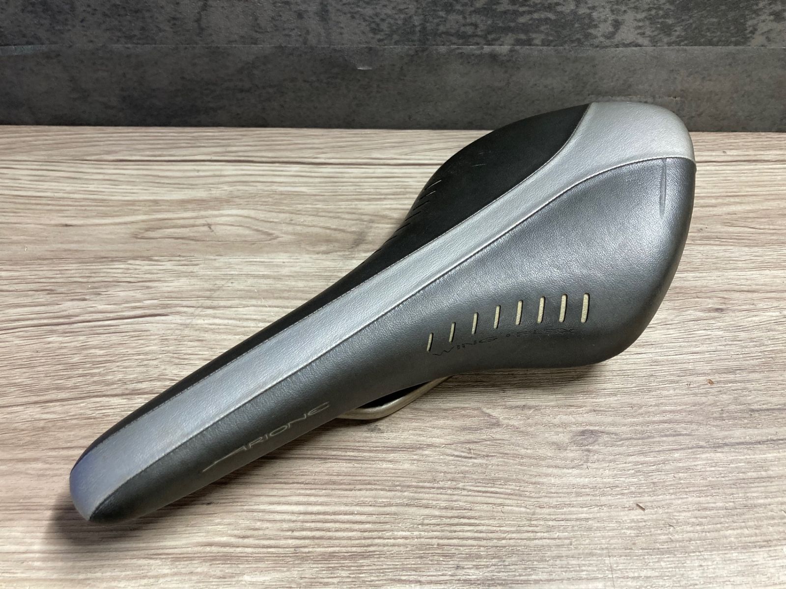 JR172 フィジーク fizik ARIONE サドル 黒 シルバー TITANIO レール