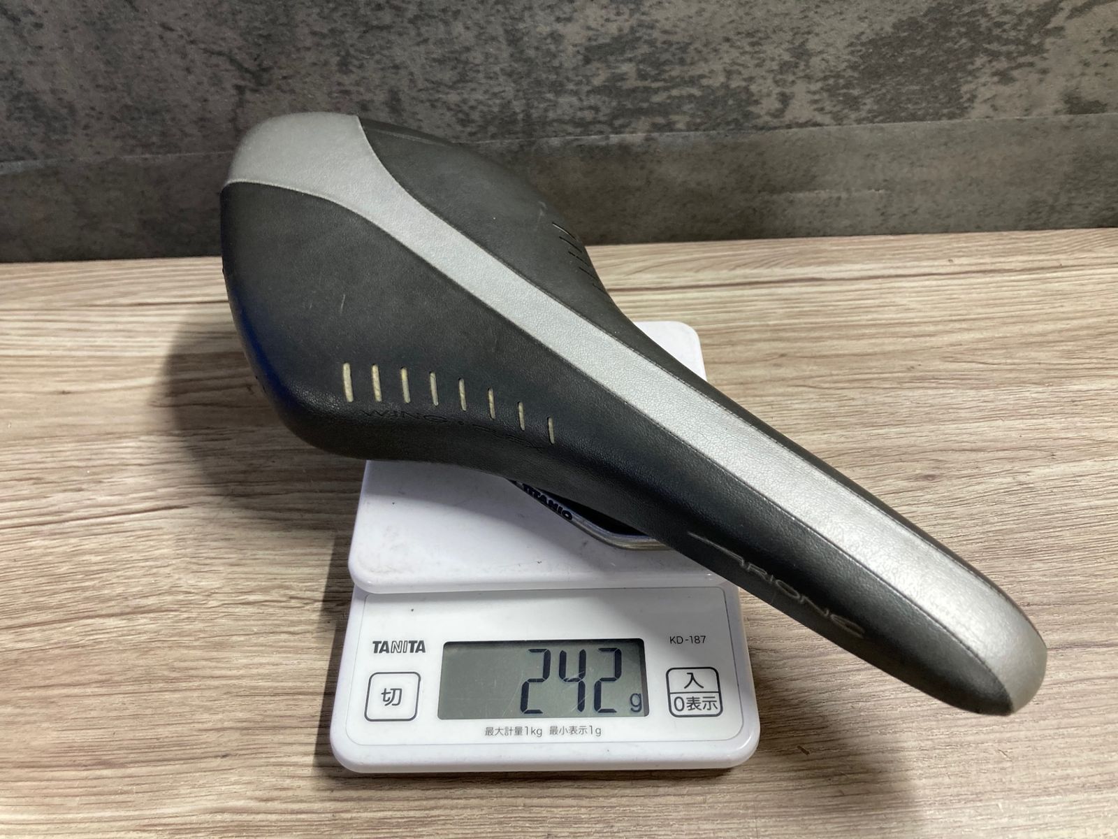 【美品】fizik Arione R7ブラック/グレー サドル JR172 フィジーク fizik ARIONE サドル 黒 シルバー TITANIO レール