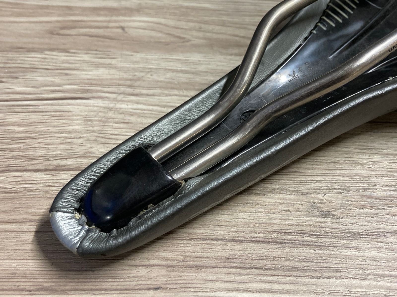 JR172 フィジーク fizik ARIONE サドル 黒 シルバー TITANIO レール