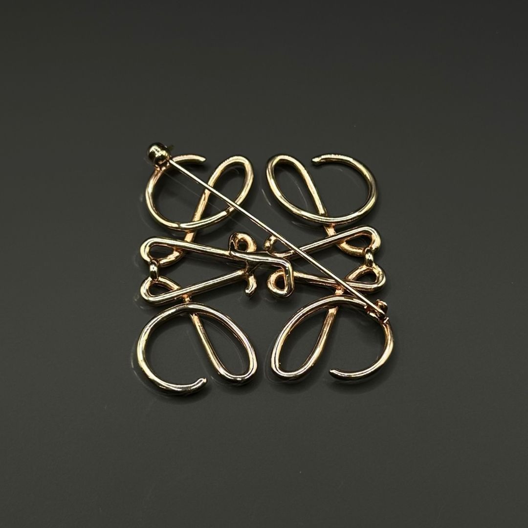 美品】Loewe アナグラム ロゴ ブローチ ローズゴールド - メルカリ