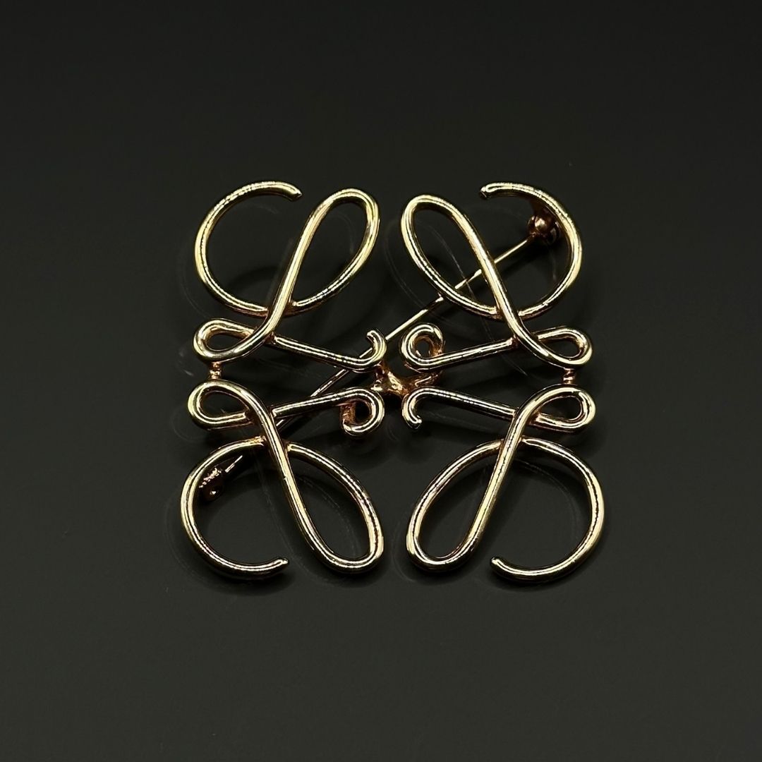 美品】Loewe アナグラム ロゴ ブローチ ローズゴールド - メルカリ