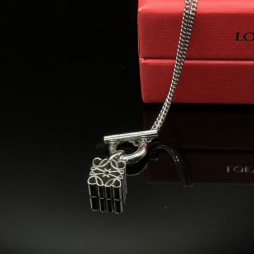美品】Loewe アナグラム トグル ネックレス シルバー - メルカリ
