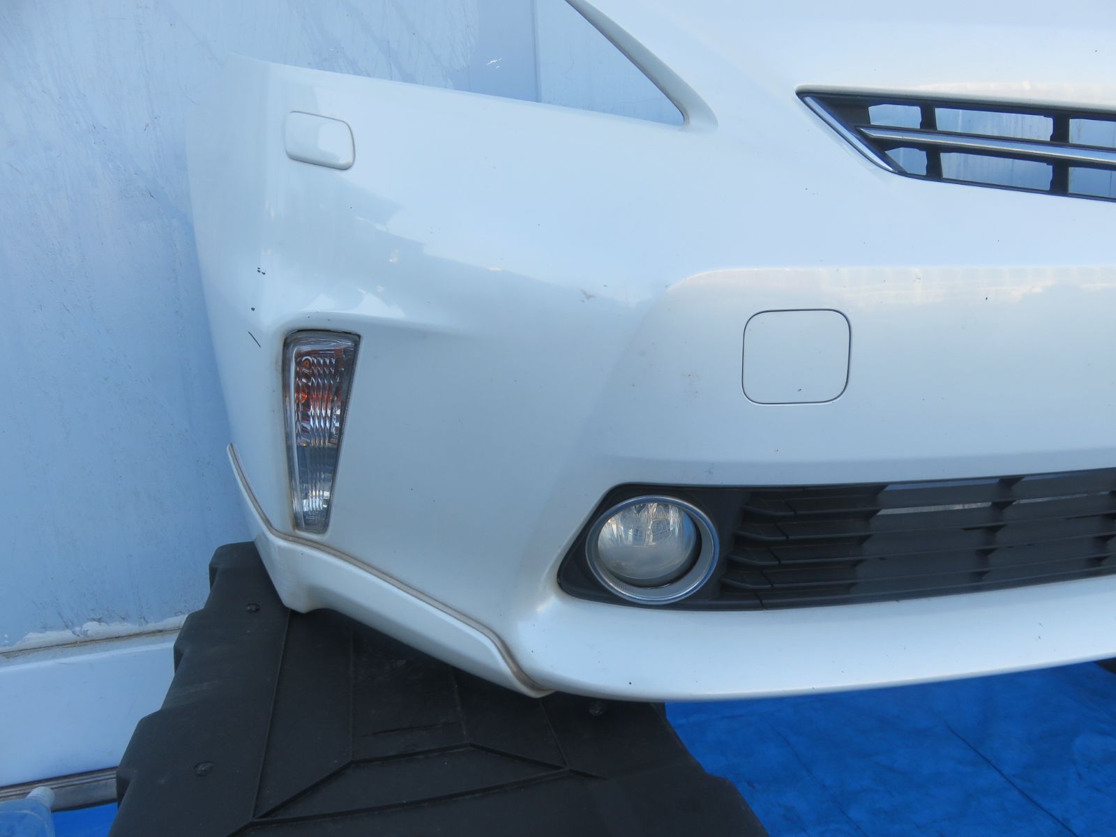 ZVW40W ZVW41W 前期 プリウスα 純正フロントバンパー 白色番070 ☆SFC3953/プリウスα ZVW40W ZVW41W 前期 純正 フロントバンパー 070